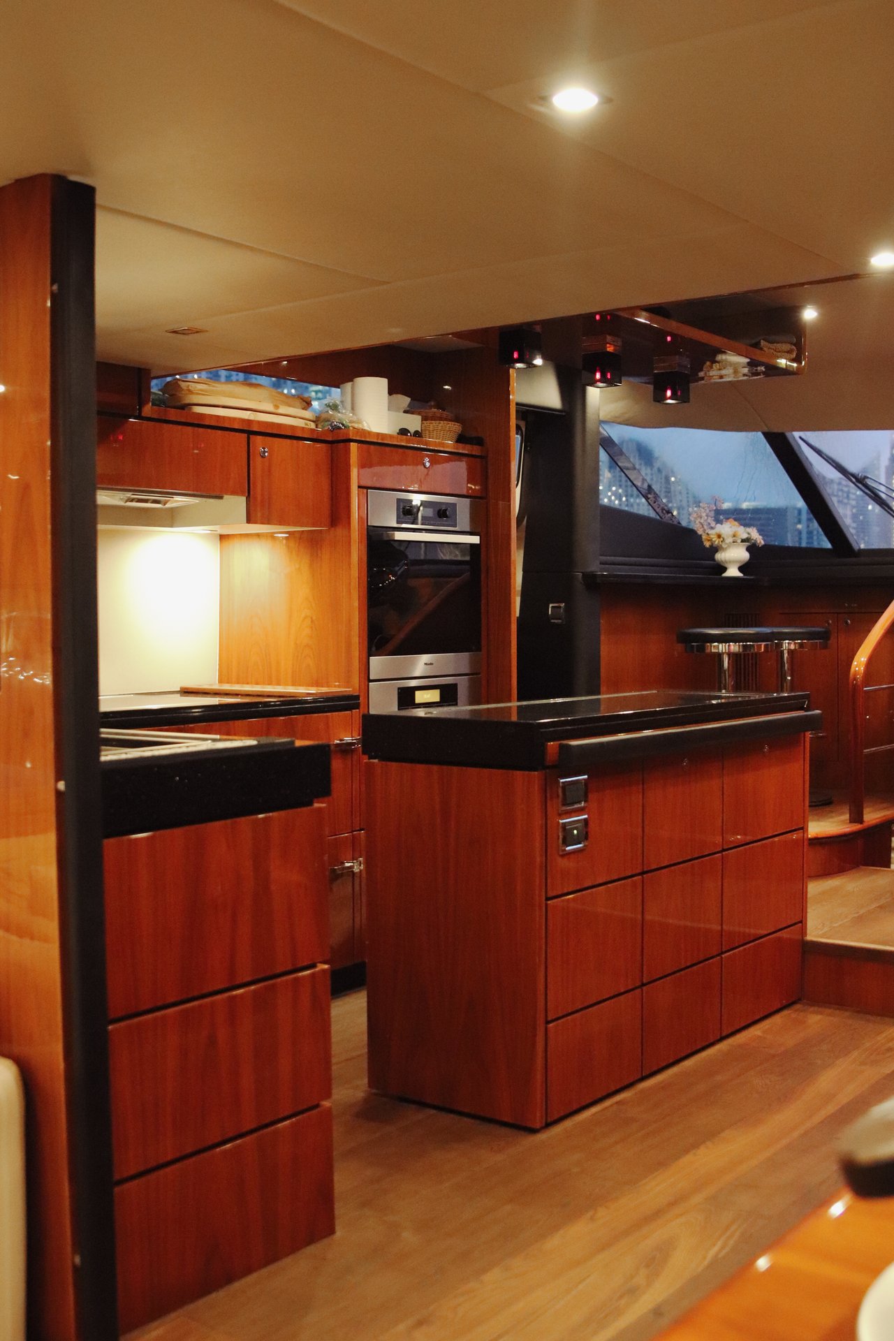 Fairline Squadron 78 “Liberty” (в будни от 3 часов, по выходным от 4) — фото 13