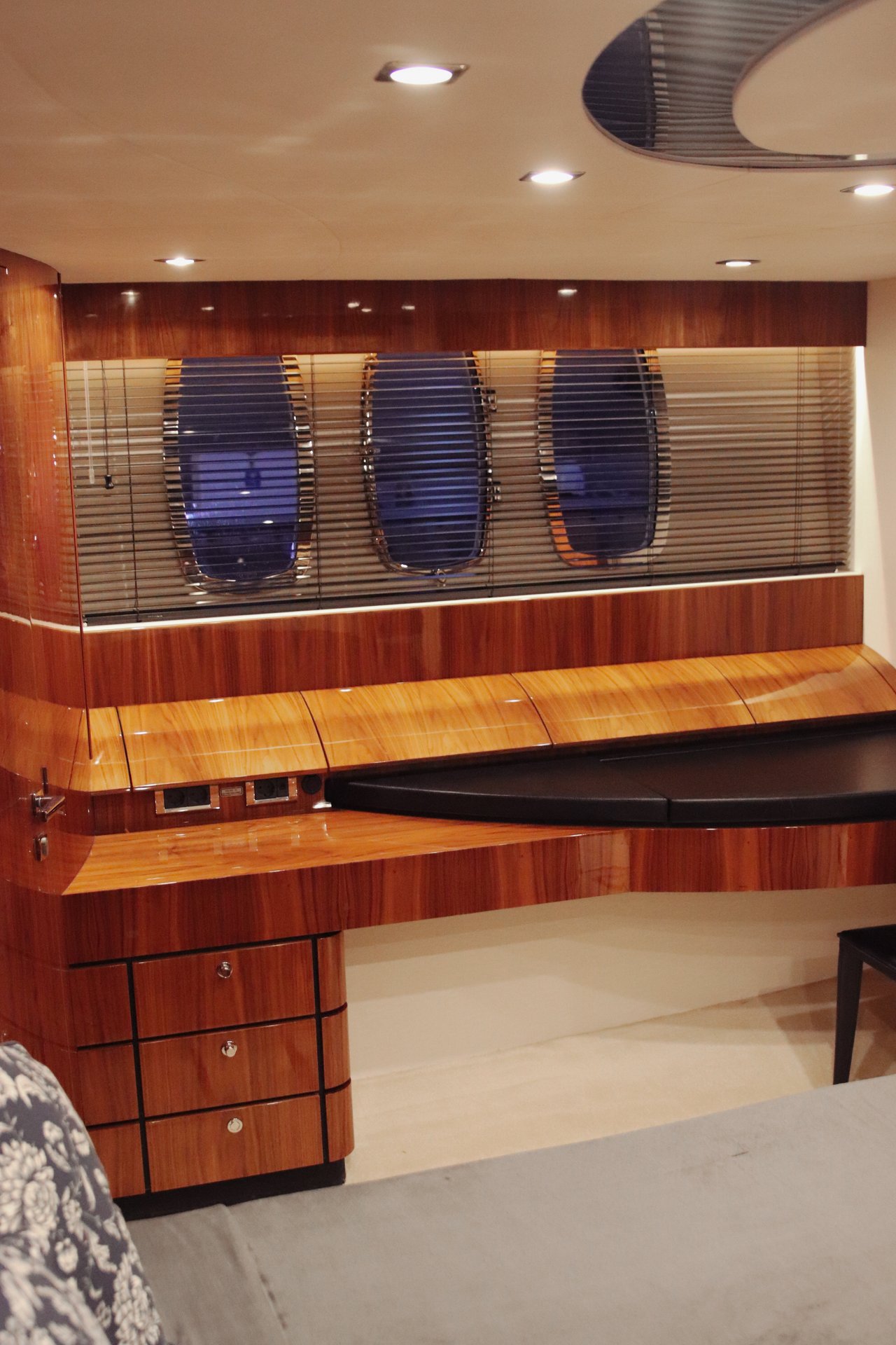 Fairline Squadron 78 “Liberty” (в будни от 3 часов, по выходным от 4) — фото 16