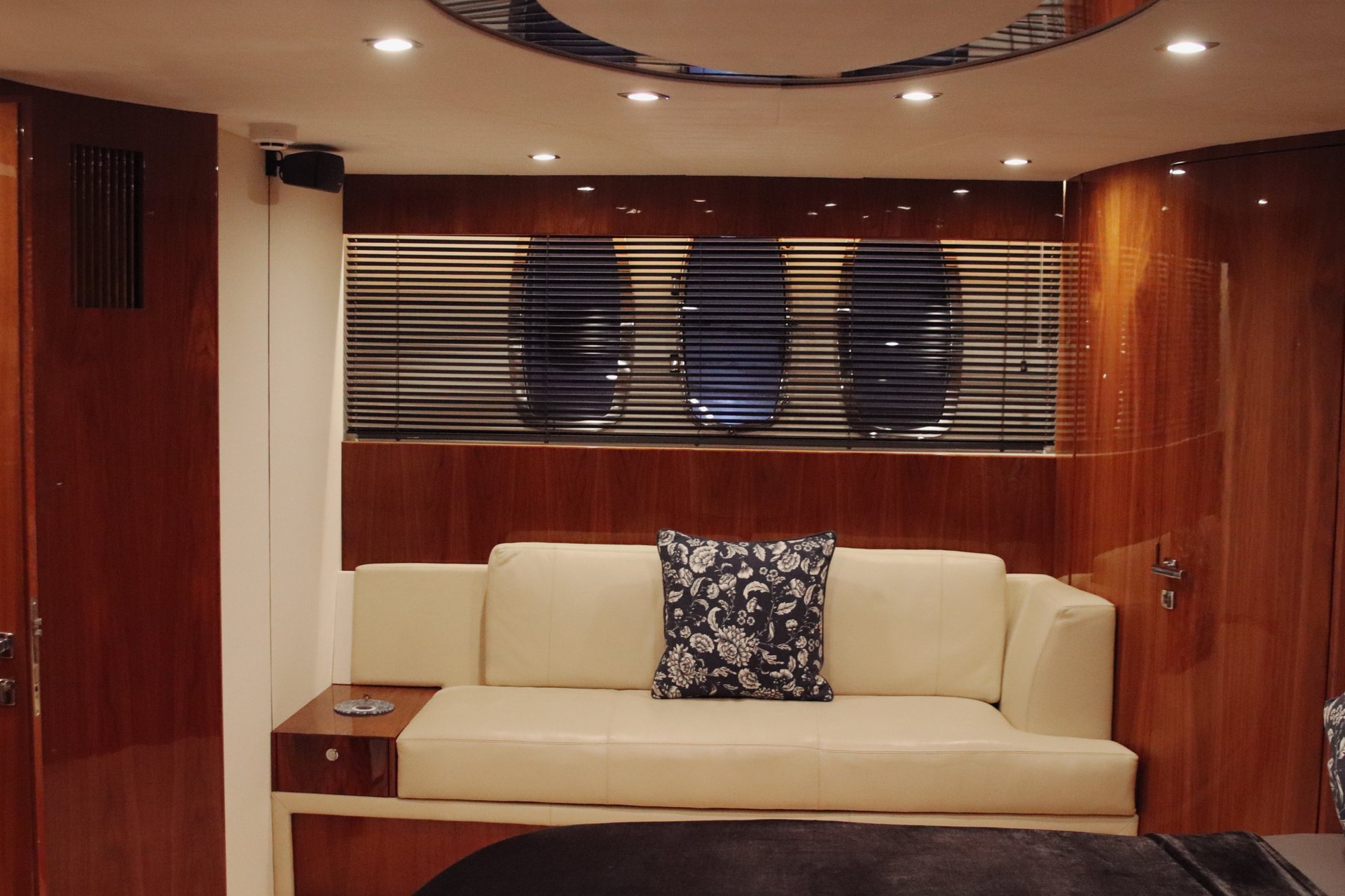 Fairline Squadron 78 “Liberty” (в будни от 3 часов, по выходным от 4) — фото 17